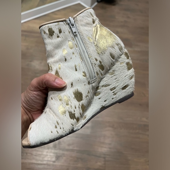 Naughty monkey white & gold bootie. Size 6. Very comfortable & easy to style. - Picture 4 of 4